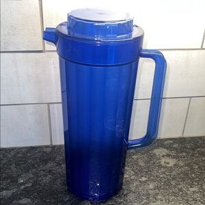 Preludio Acrylic 2 qt Blue Pitcher with Lid. Exc condition